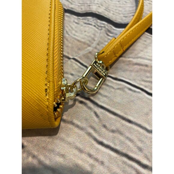 Steve Madden Wristlet/Wallet Like New Mustard Colored Zipper Close - Picture 4 of 8